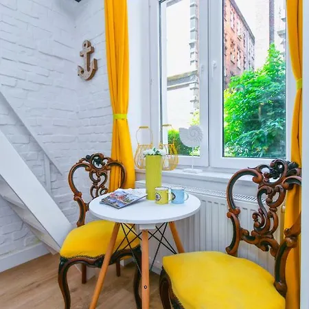 Berg Yellow Apartment