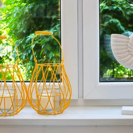 Berg Yellow Apartment